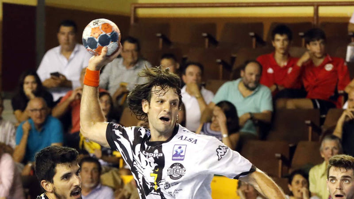Gonzalo Carou realiza un lanzamiento en el debut liguero del Abanca Ademar frente al Logroño del pasado fin de semana. MARCIANO PÉREZ