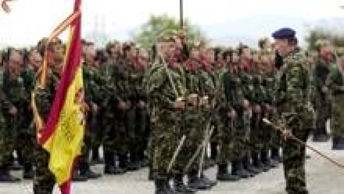 El Rey saluda a la bandera en su visita a la base militar de Araca, en Vitoria