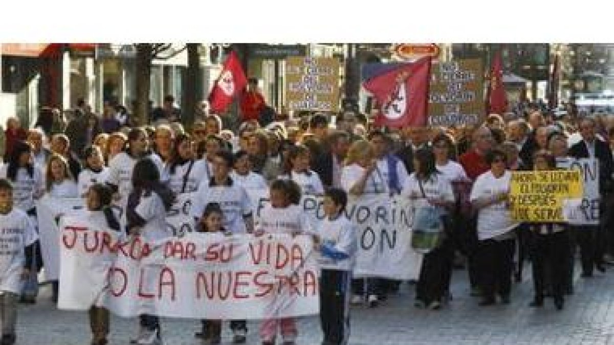 La manifestación estaba encabezada por los hijos de los militares destacados en el polvorín de Cuadr
