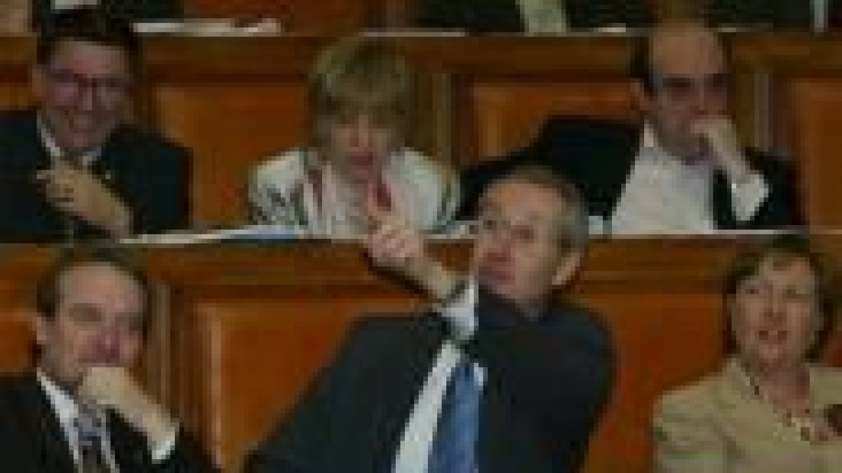 El socialista Antonio Losa gesticula durante el pleno de las Cortes