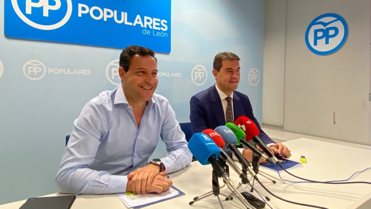 Raúl de la Hoz y Ángel Ibáñez, este lunes en León. RAMIRO