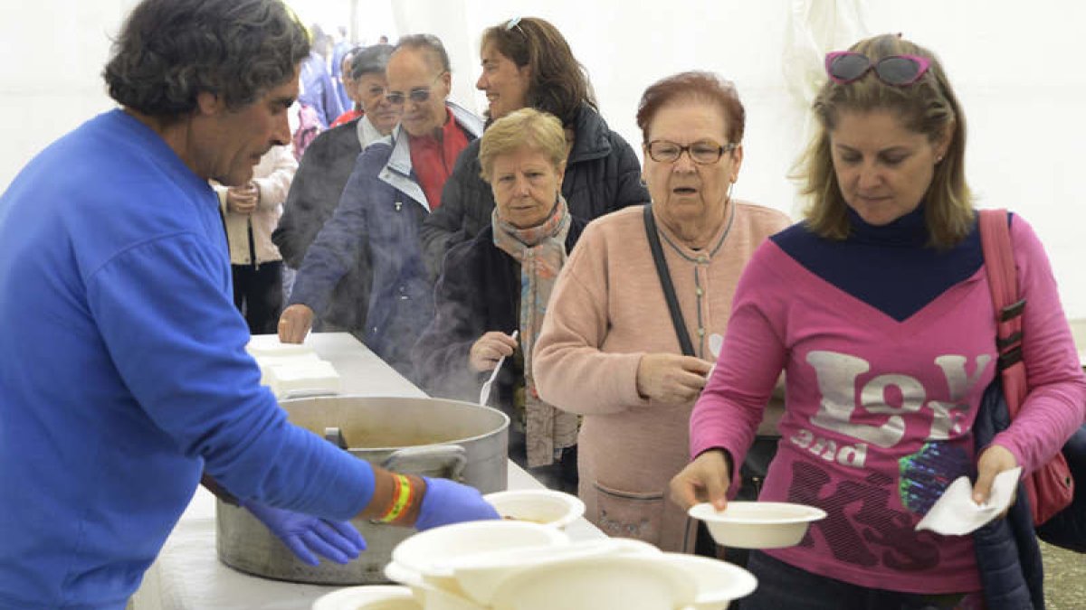 Un momento de la degustación de alubias procedentes de Bercianos del Páramo. ACACIO