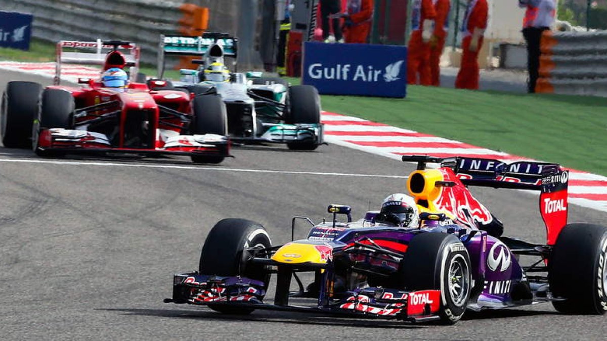 Vettel, líder del Mundial, seguido por el español Fernando Alonso, octavo ayer, y por el francés Romain Grosjean, que terminó la carrera en la tercera plaza.