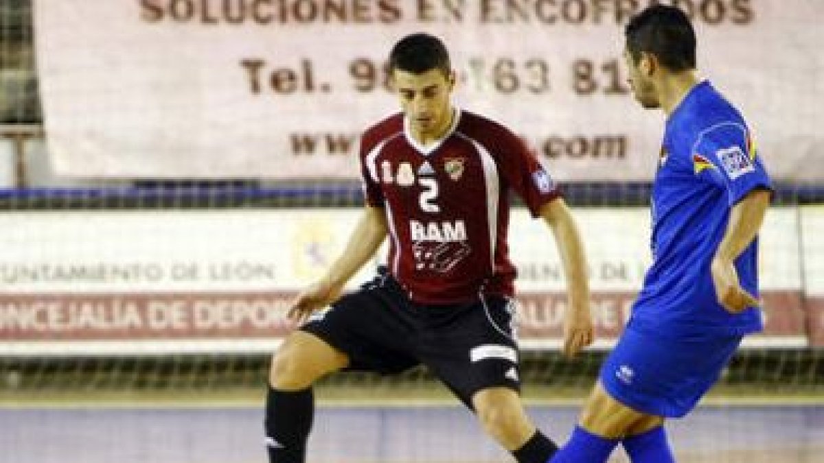 Bruno Cabral, a la izquierda, será uno de los referentes ofensivos del equipo leonés.
