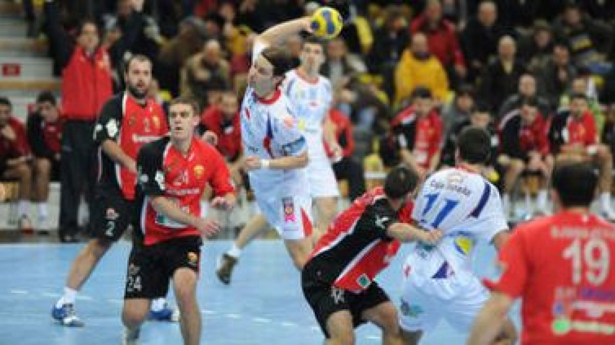 Bicanic, con nueve goles de diez lanzamientos, el lateral croata fue ayer el arma letal del Reale Ad