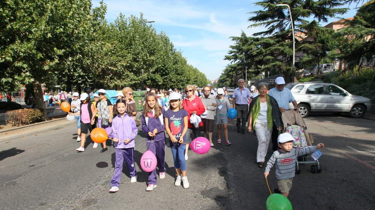 Abuelos y nietos a la salida del paseo solidario en el párking de McDonald’s.