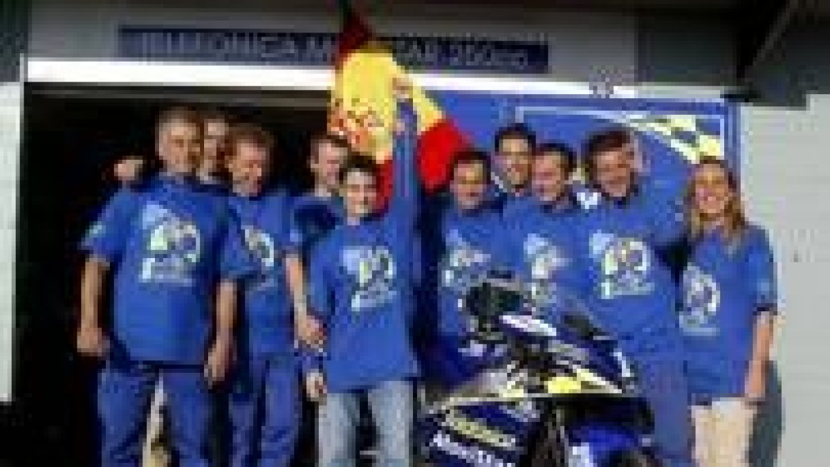 Pedrosa posa con su equipo Telefónica MoviStar tras la prueba