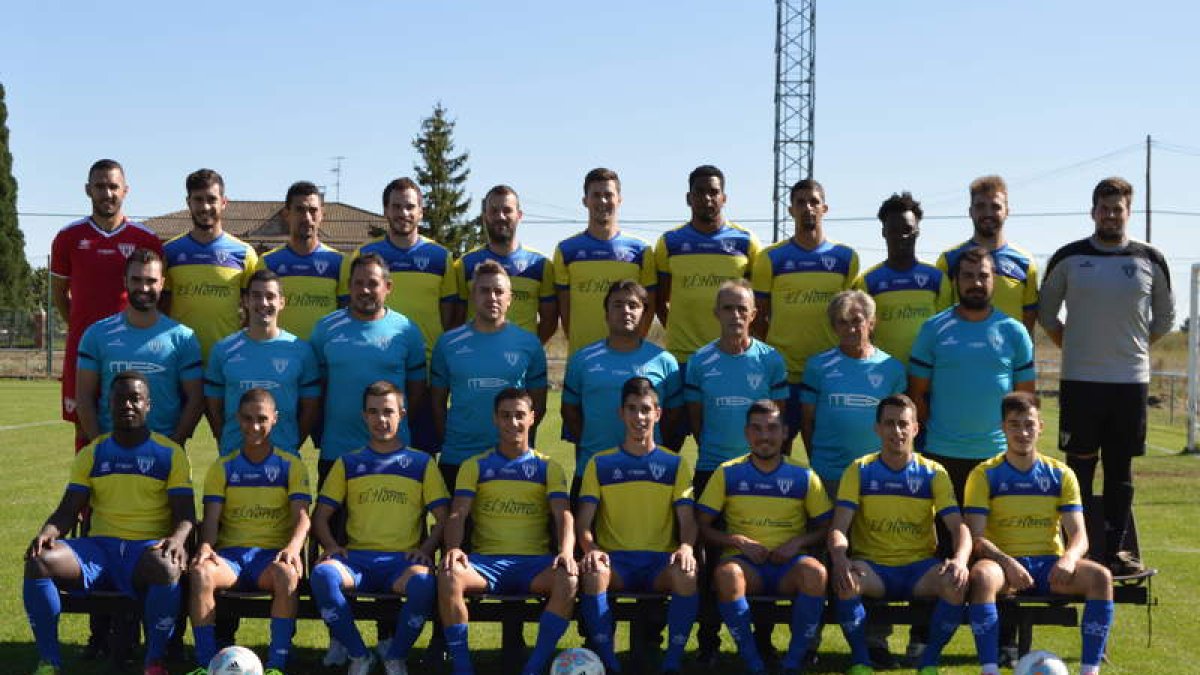 Formación del Atlético Mansillés que logró el ascenso la pasada temporada. DL