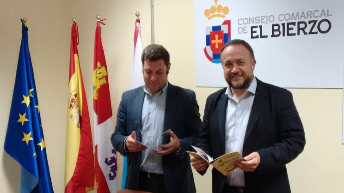Alonso y Courel en la presentación del cómic para escolares. DL