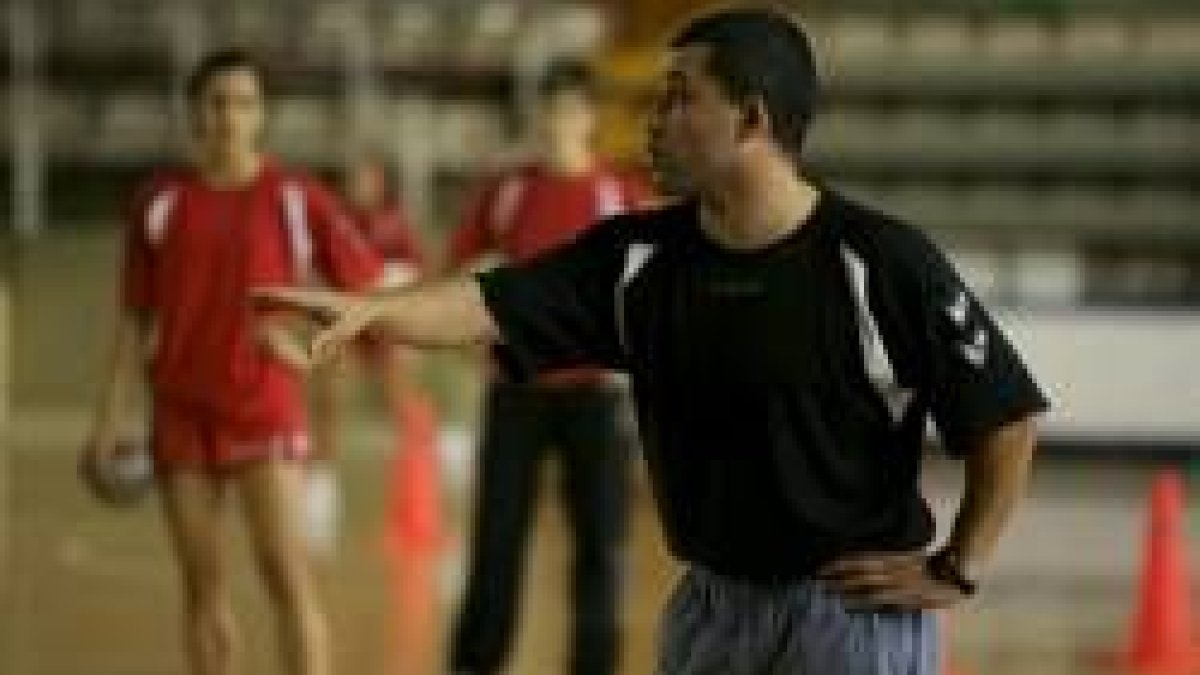 El técnico Diego Soto, dirigiendo un entrenamiento