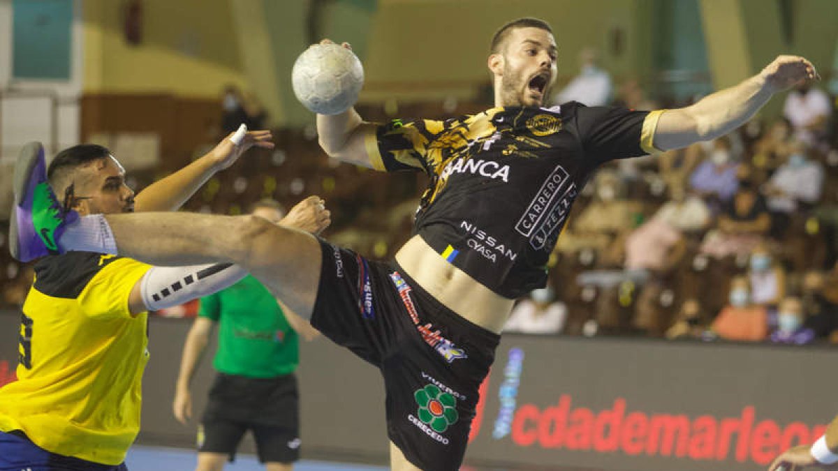 Abanca Ademar y Herol Nava se enfrentaron en la final de la Copa Castilla y León en agosto. RAMIRO