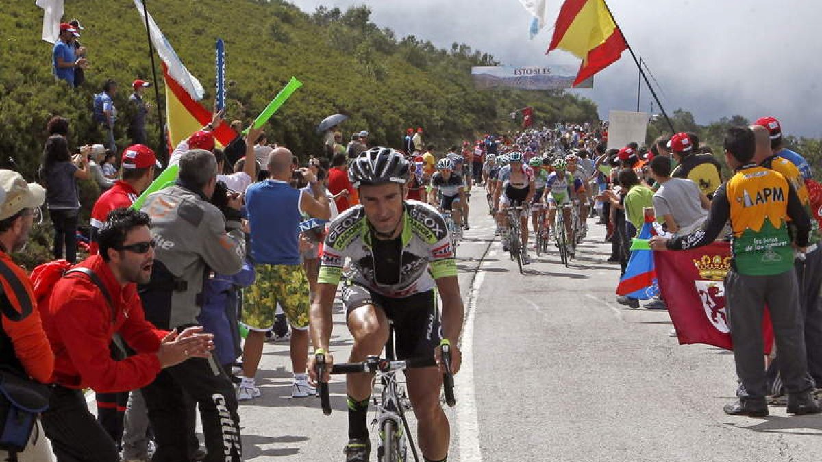 Cobo, ganador en el 2011, en la ascensión al alto de Ancares en su estreno como cima de la Vuelta.