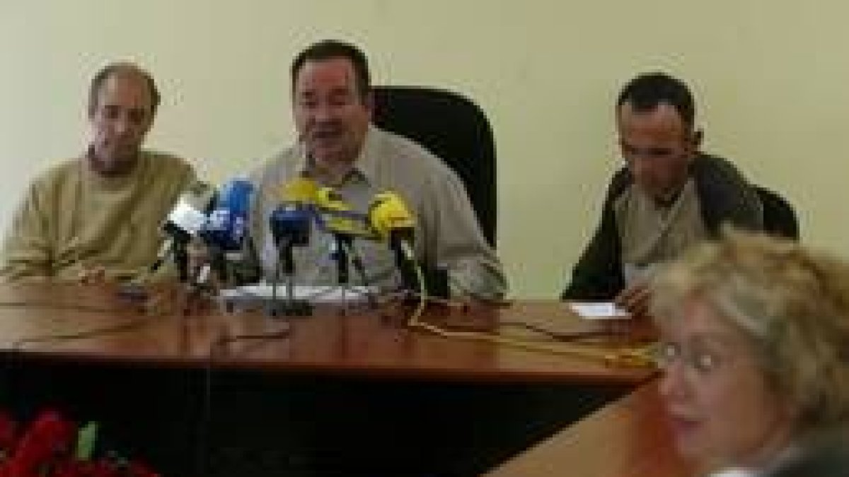 Saavedra se reunió ayer tarde con representantes del Foro Social, en la sede del Consejo del Bierzo