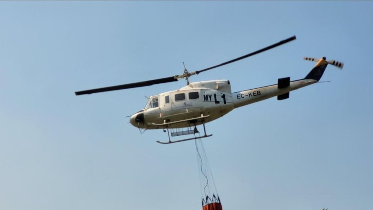 Un helicóptero trabaja en la zona.