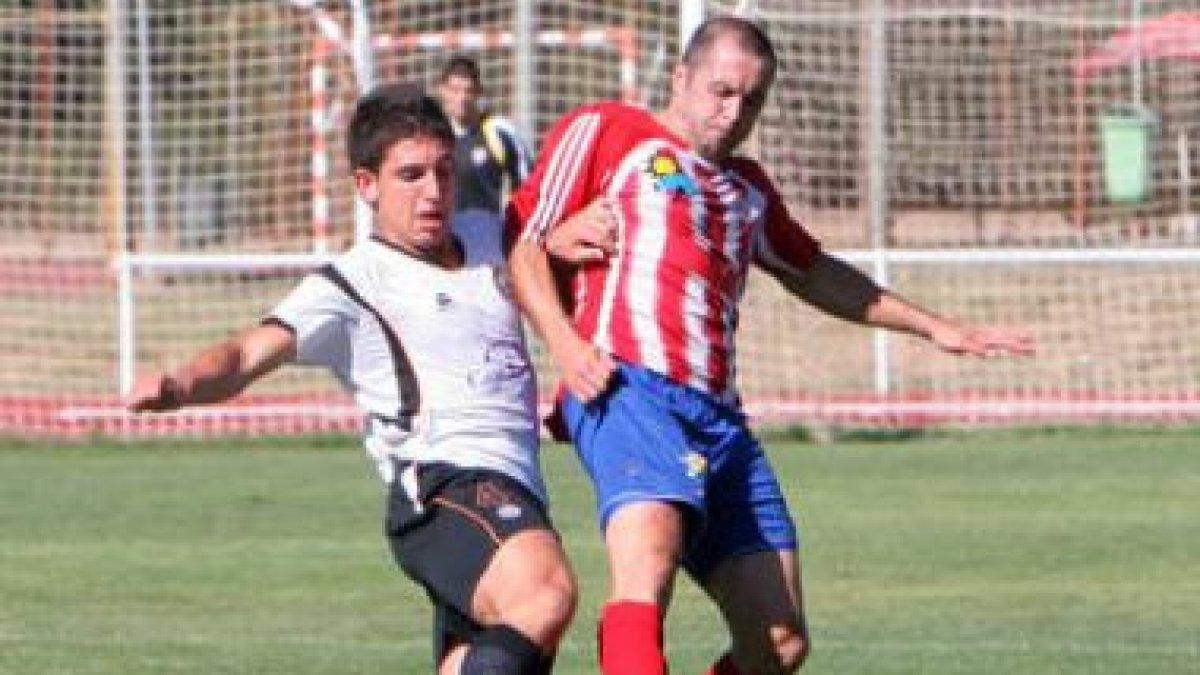 Fran, a la derecha, estrelló un balón en la madera en su debut como rojiblanco.