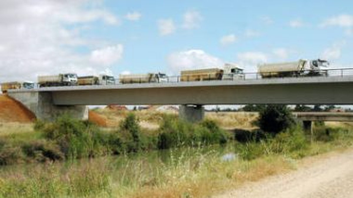 Los camiones, durante la prueba de carga que se realizó ayer en Becerril.