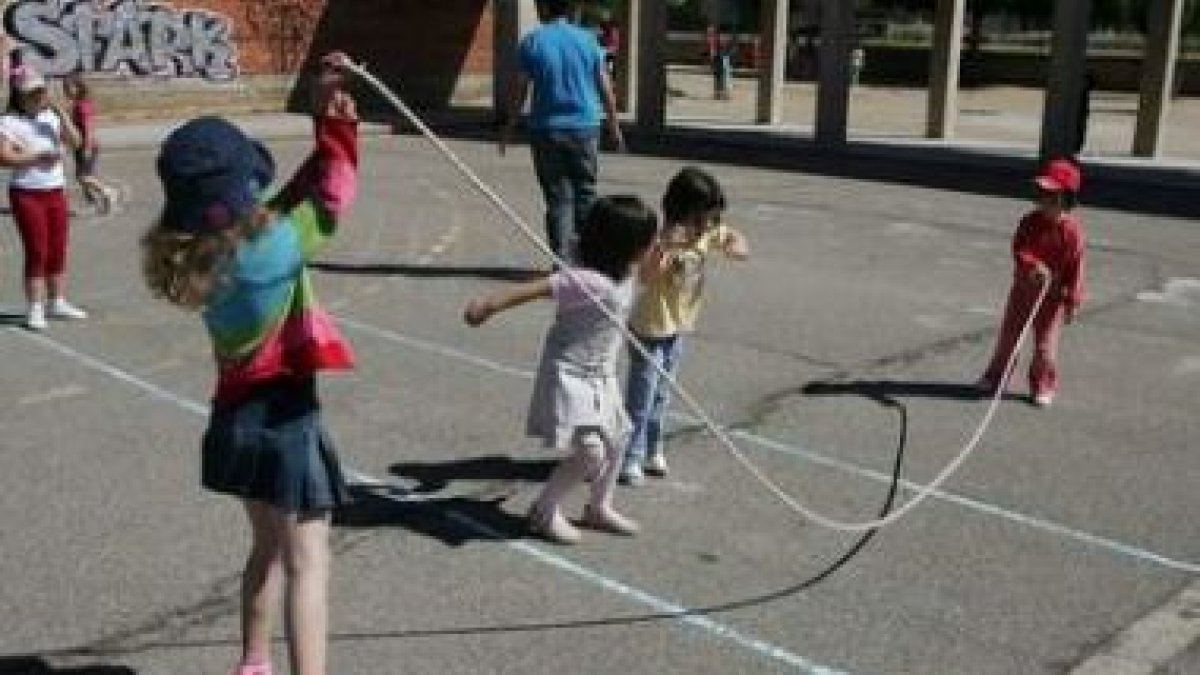 Un grupo de niños participa en las actividades de verano de los colegios adheridos a los centros abi