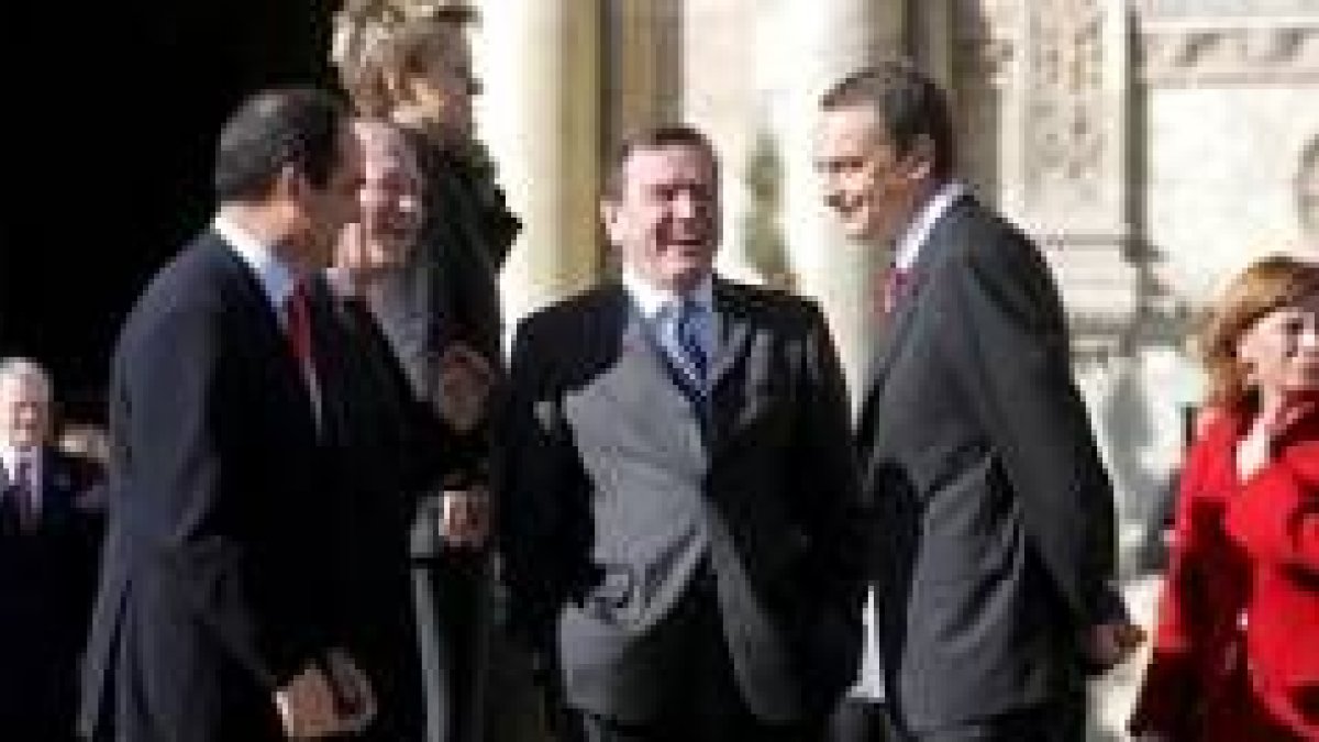 Bono, Moratinos, Schöder y Rodríguez Zapatero charlan antes de la foto con Künast detrás de ellos