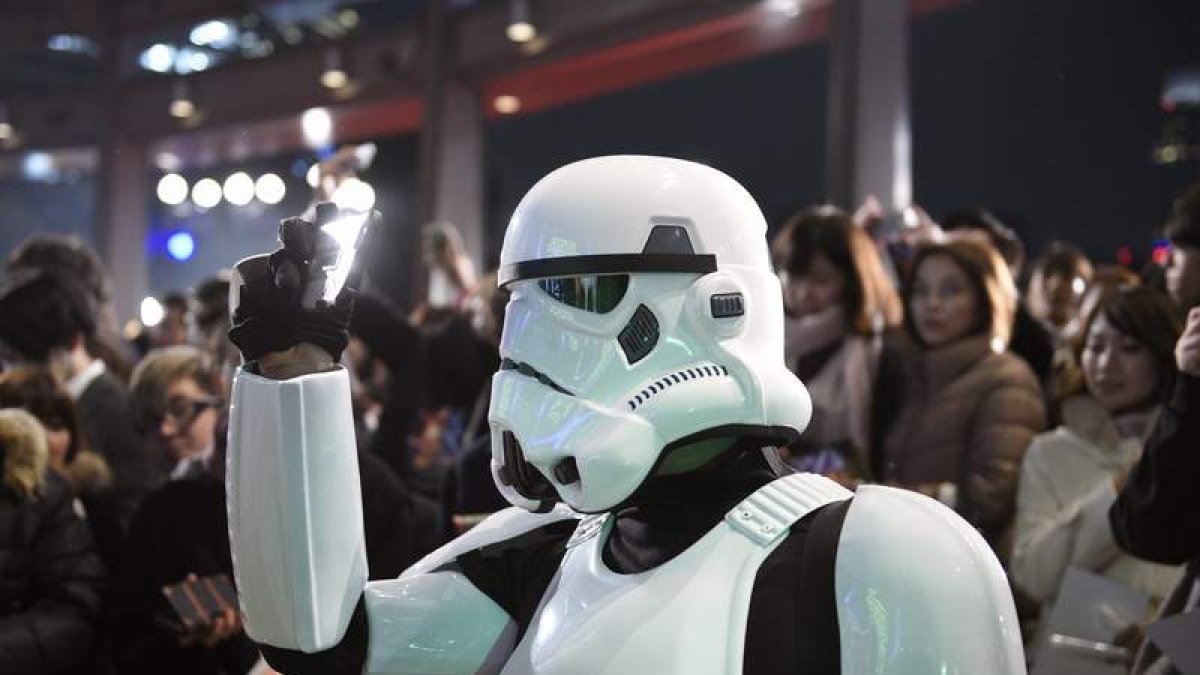 Un seguidor de la saga ‘Star Wars’ disfrazado de ‘stormtrooper’