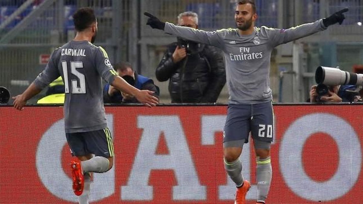 Jesé celebra con Carvajal su gol en el Olímpico, ante el Roma.