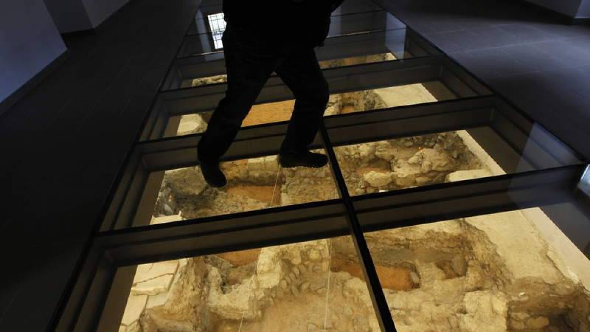 Acristalamiento que permite contemplar los restos de un barracón de la Legio VI y un almacén de la Legio VII.
