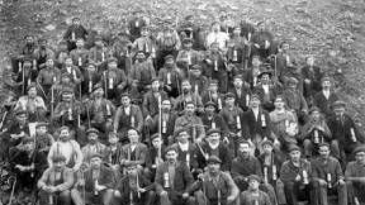 Retrospectiva de los mineros de la localidad tomada hace alrededor de 75 años