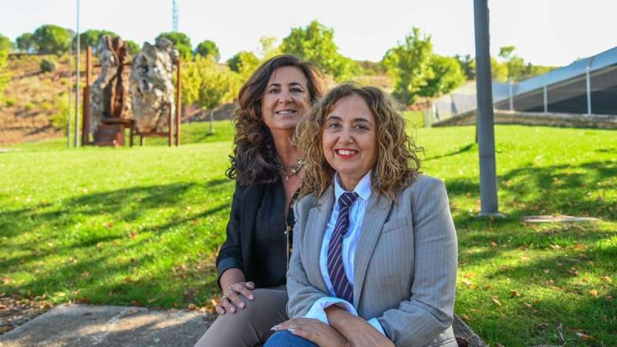 Foto facilitada por la Universidad de León de Nuria Fernández y la vicerrectora Pilar Marqués. DL