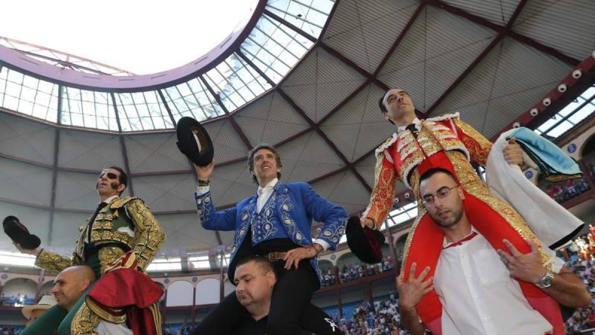 Pese al mal juego que dio el ganado, la terna que protagonizó el festejo de la tarde de ayer fue sacada a hombros por los aficionados.