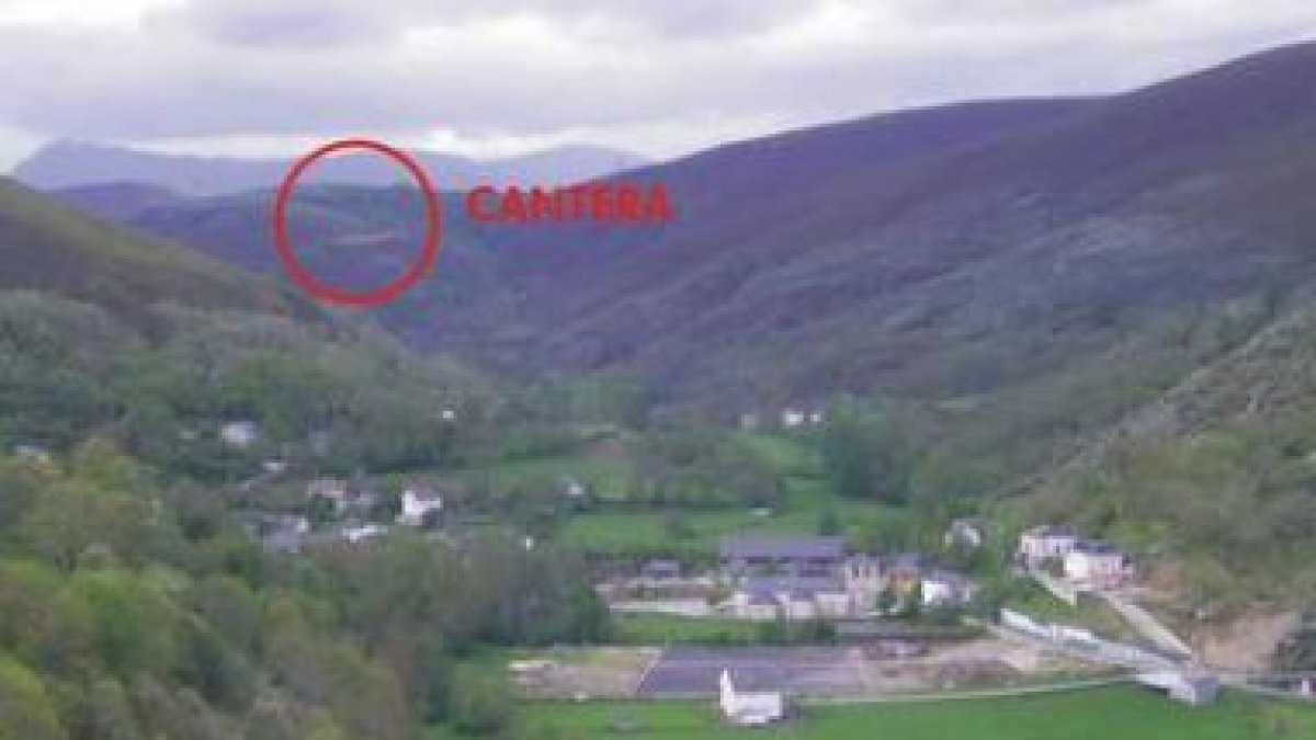 Imagen del valle de Balboa y al fondo, la cantera de piedra caliza señalizada.