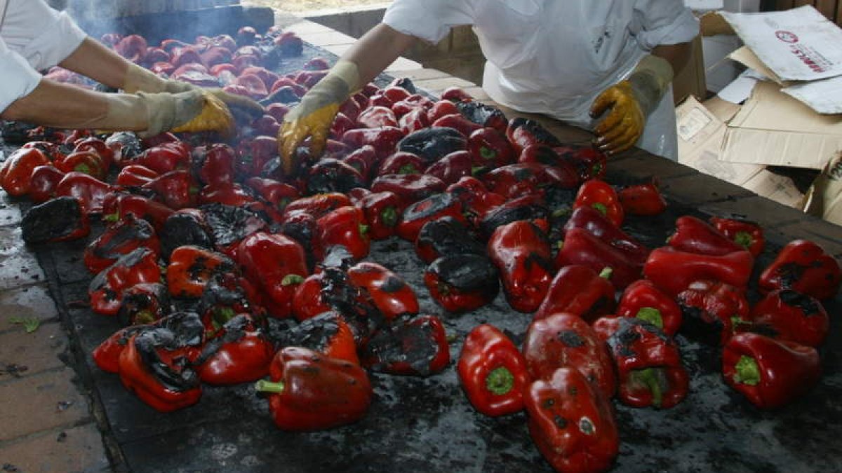 Elaboración del pimiento asado, antes del embotellado, en una foto de archivo.