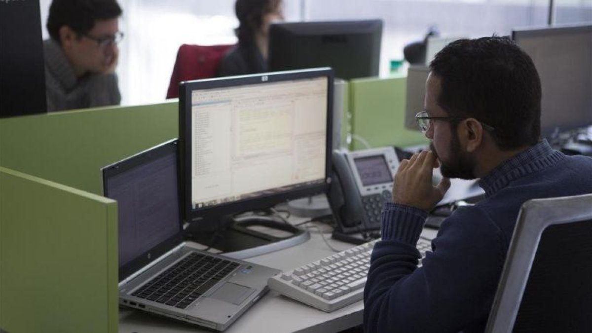 Un operario del Centre de Excel·lencia del Big Data de Barcelona.