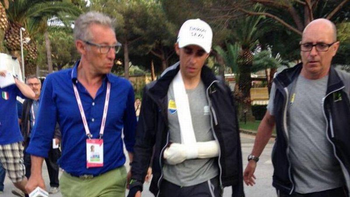 Contador, con el brazo en cabestrillo tras pasar unas pruebas radiológicas después de la caída.