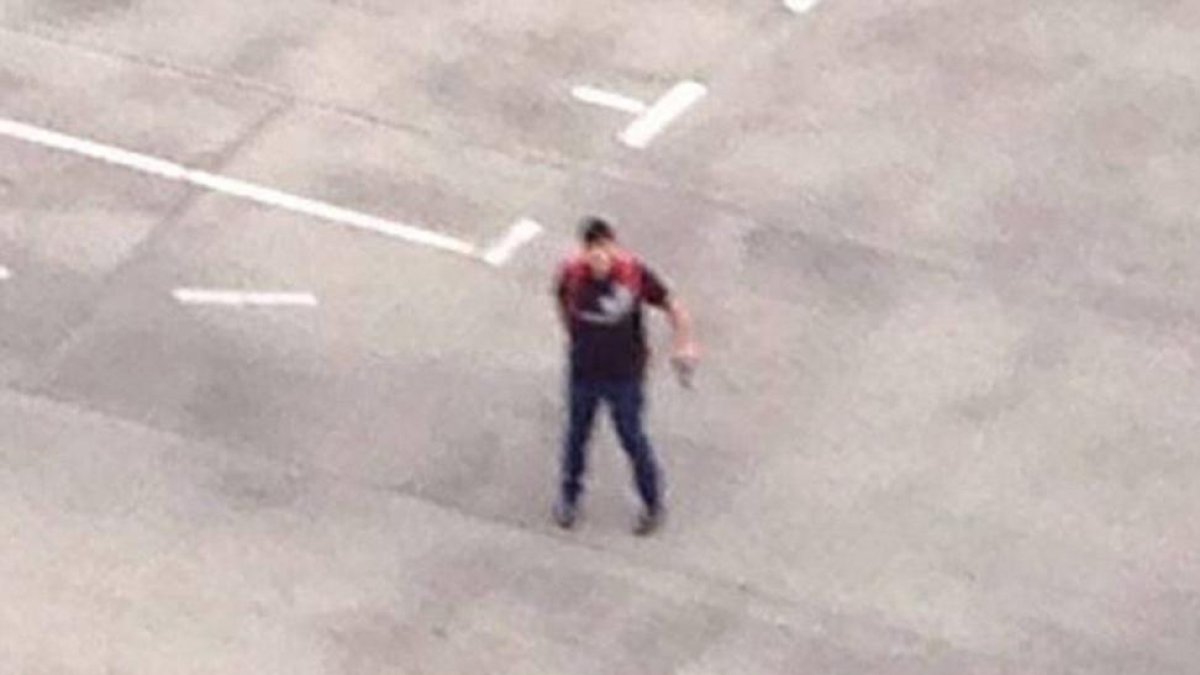 David S., el autor de la masacre de Múnich, sobre el tejado del centro comercial.