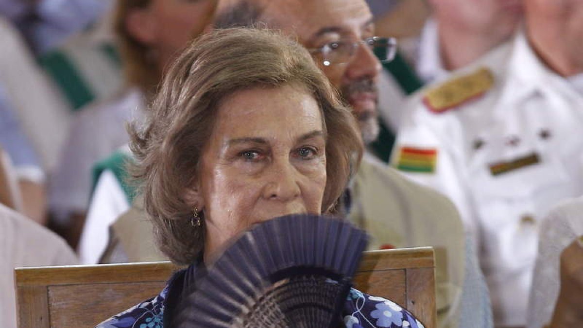 La reina Sofía se abanica durante un acto oficial.