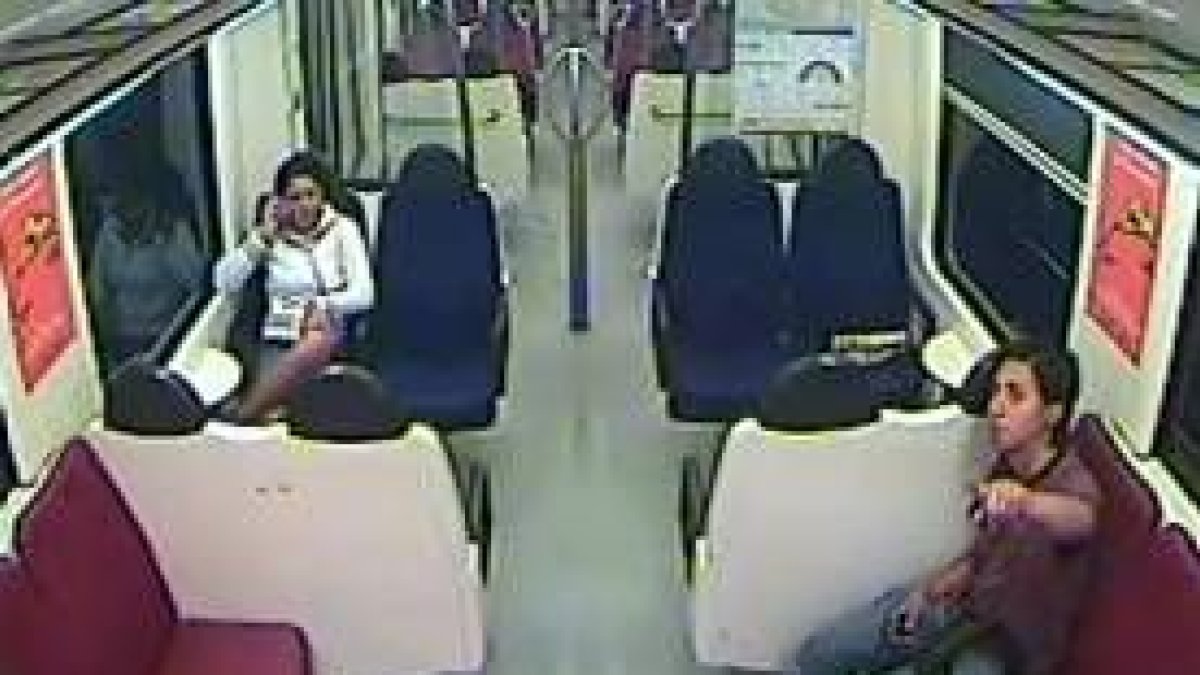 El pasajero conversa con la niña tras abandonar el agresor el tren