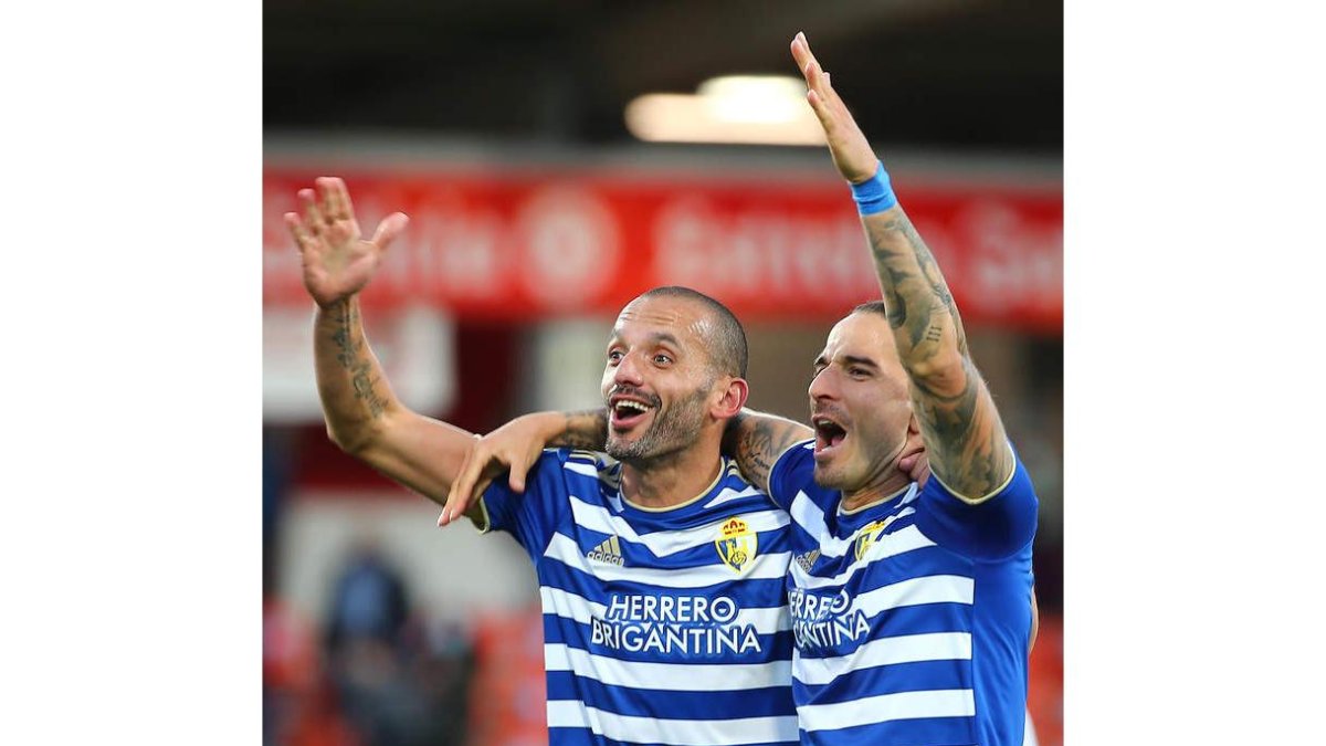 Yuri y Ríos Reina, celebrando el triunfo logrado en Lugo por 1-2 en la primera semana del mes de noviembre. L. DE LA MATA