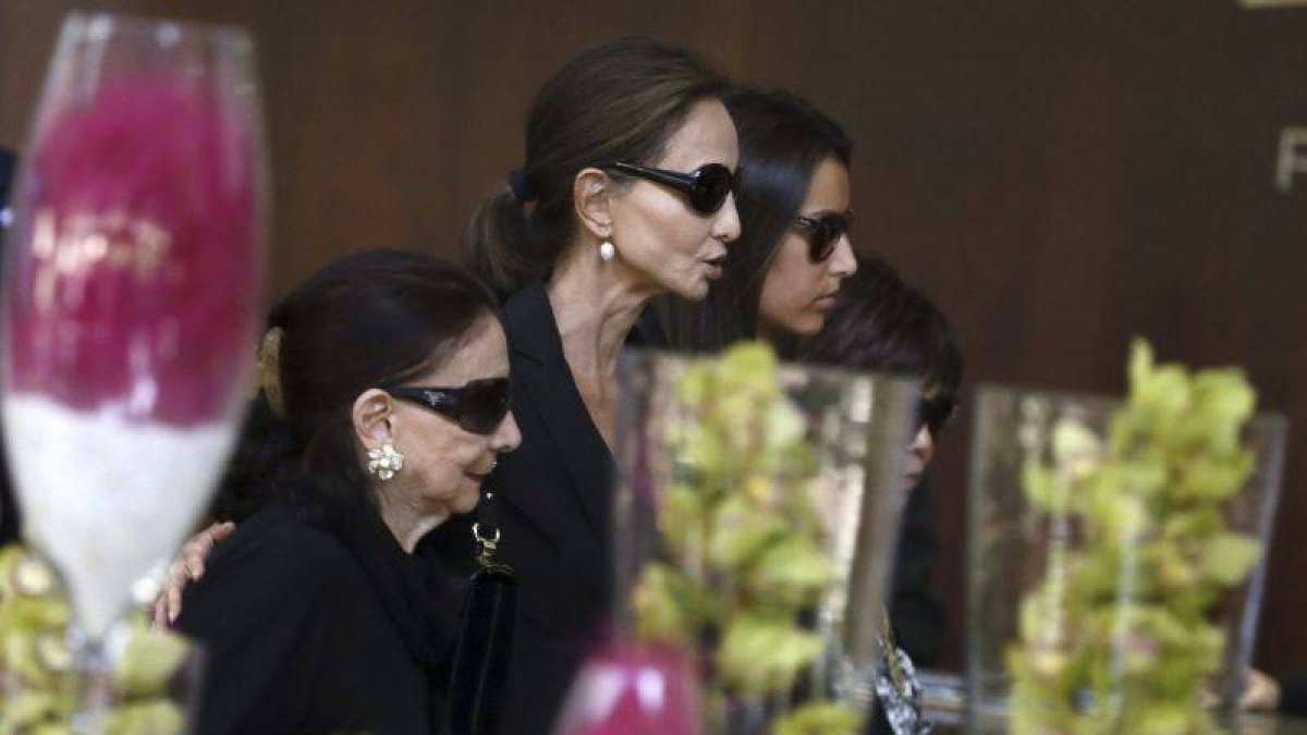 Isabel Preysler (c) y Ana Boyer, esposa e hija, respectivamente, del exministro Miguel Boyer, a su llegada al Tanatorio San Isidro de Madrid.