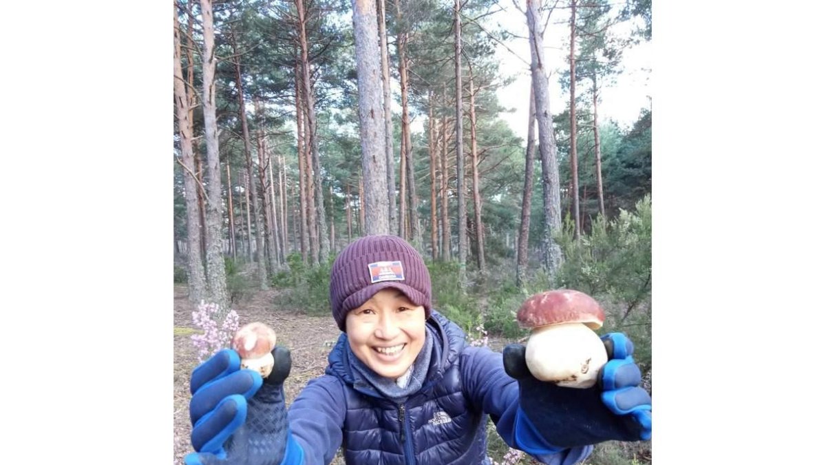 Nary Ly con dos ejemplares de boletus pinophilus en una de sus salidas micológicas por León. DL