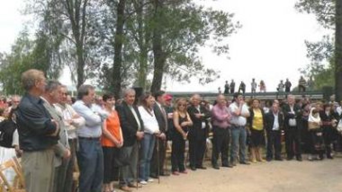 La virgen de Camposagrado fue vitoreada desde que salió del templo hasta el final.