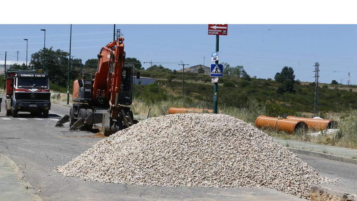 Las máquinas ya trabajan en la margen izquierda de la vía de servicio del polígono industrial de Trobajo del Camino