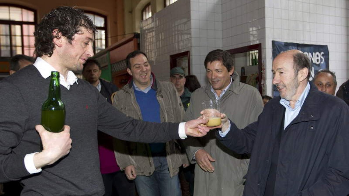 Rubalcaba toma sidra, acompañado del candidato socialista en Asturias, Javier Fernández.