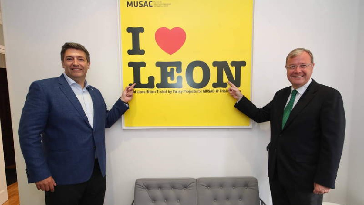 Julio César Álvarez y Antonio Silván, con una de las imágenes en la nueva sede del CEL. RAMIRO