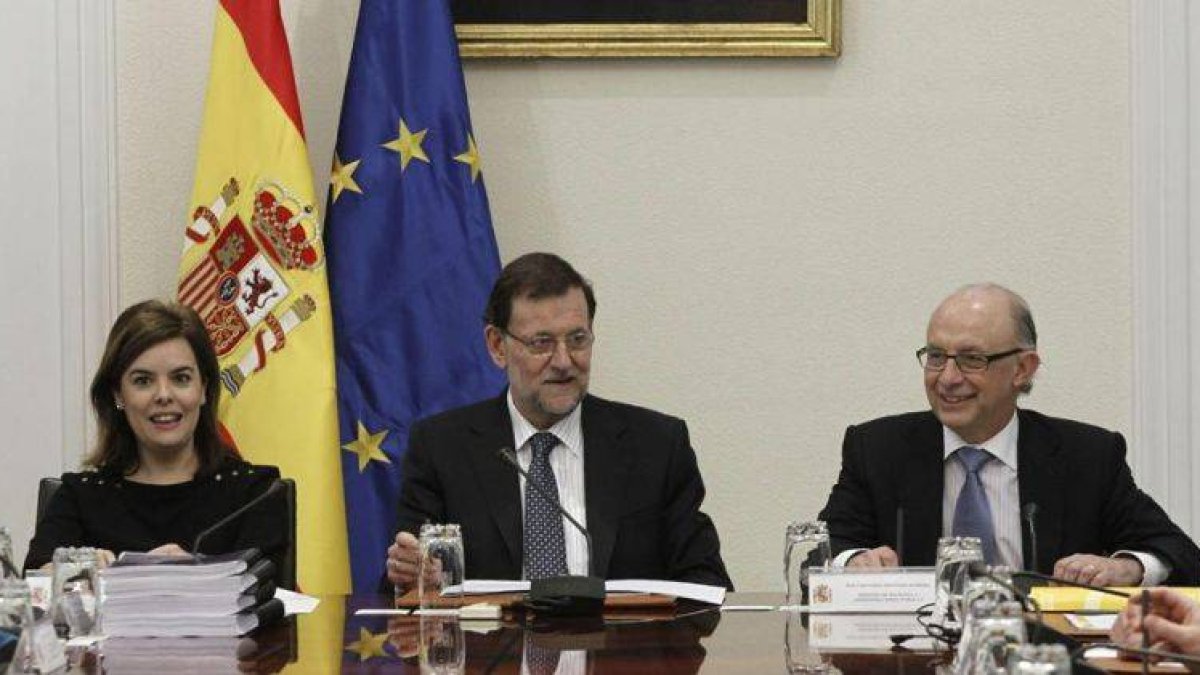 Rajoy, junto a la vicepresidenta Sáenz de Santamería y al ministro de Hacienda, Cristóbal Montoro.