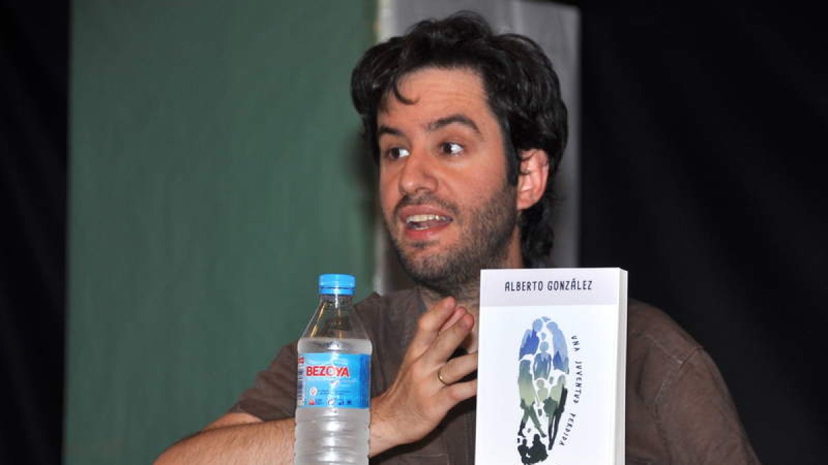 Alberto González durante la presentación de su novela ‘Brea’ hace unas semanas en Madrid. JOSÉ LUIS GONZÁLEZ