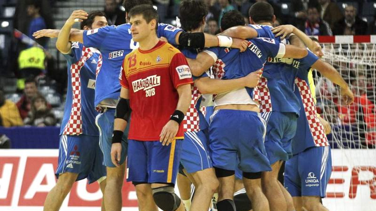 Los croatas celebran su victoria ante España en el partido por el bronce del Europeo ante la tristeza de Aginagalde.