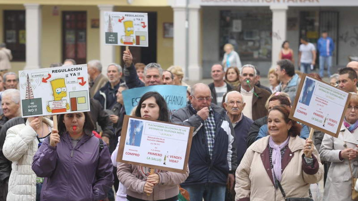 Vecinos de La Placa en otra protesta contra las antenas.