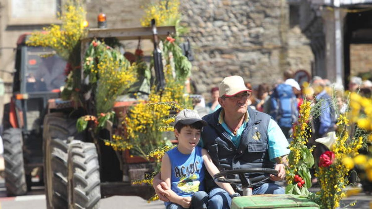 Agricultores de todas las edades se subieron ayer a sus tractores engalanados en una marcha también de tono reivindicativo.