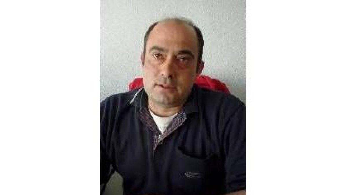 Arturo Sierra posa en el despacho de su taller