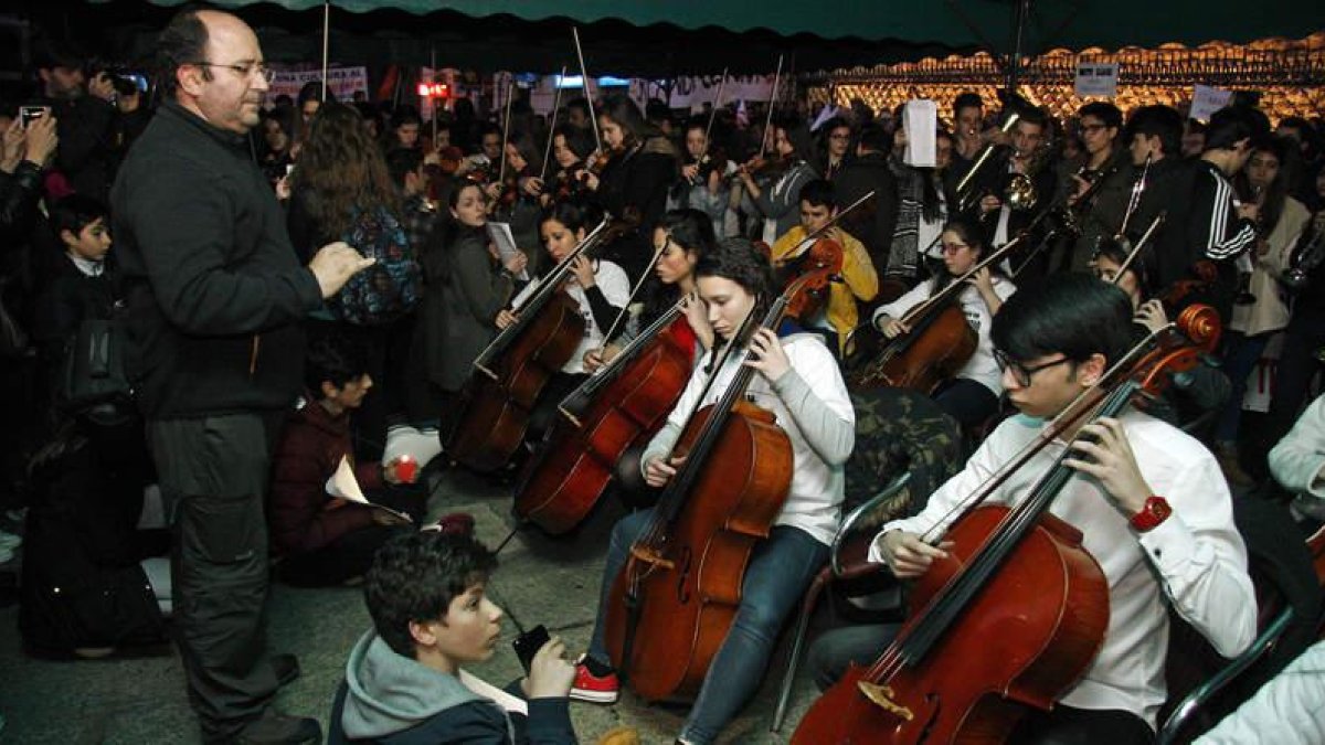 La orquesta del conservatorio protagonizó el concierto reivindicativo en el centro de León.