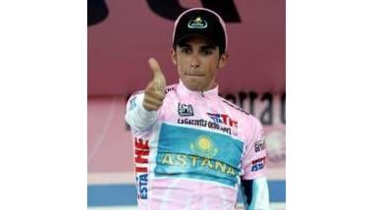 Contador hace un gesto tras enfundarse la «maglia rosa» ayer otra vez